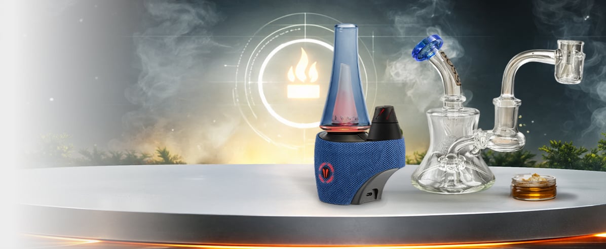 Ein moderner, smarter E-Rig (Utillian 8 Turbo) direkt neben einem traditionellen Glas-Dab-Rig mit einem Behälter für Konzentrate.