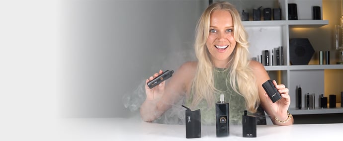 Hochwertige Cannabis-Vaporizer stehen auf dem Tisch und werden von einer Frau benutzt.