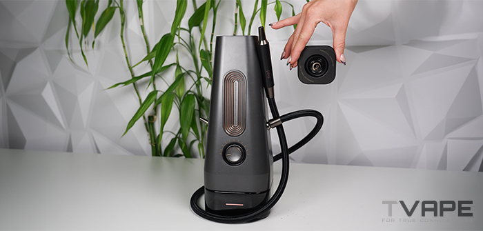 Die abnehmbare Glass ThermoCap wird von der elektrischen Shisha „AirVape Enso 2026“ abgenommen, wodurch die offene Heizkammer und der daran befestigte Dampfschlauch sichtbar werden