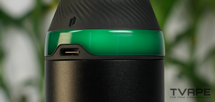 Puffco Proxy Core Dab Pen – eine Nahaufnahme des USB-C-Ladeanschlusses am Puffco Core Wax Pen