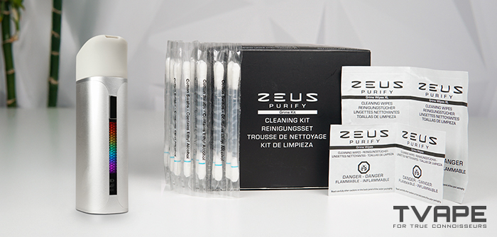 Der Yocan Black Pocket Dab Pen wird mit Reinigungszubehör gezeigt.