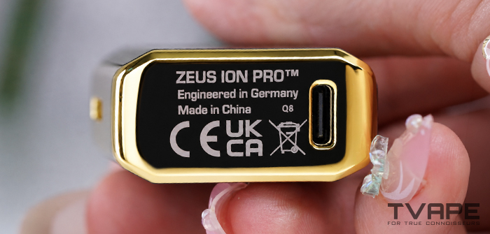 Nahaufnahme des USB-C-Anschlusses des Zeus Ion Pro