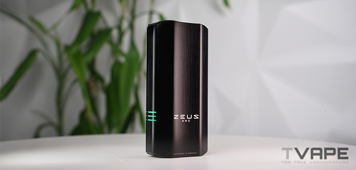 Zeus Arc S2 Vaporizer auf einem Schreibtisch, von vorne gesehen
